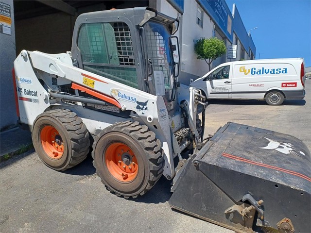 BOBCAT S550 EN BUEN ESTADO CON BARREDORA